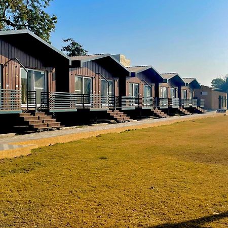 Vrindavan Greens Resort Udaipur Bagian luar foto
